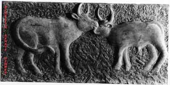 - Stone relief of French kiss between two beasts - Relief mit dem Zungenkuss zwischen zwei Rindviechern - Relief du baiser entre deux bovins - Relieve con el beso entre dos bovinos - relevo com o beijo entre dois bovinos - Rilievo  con il bacio tra due bovini