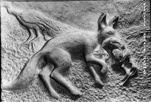  Relief of a fox with prey in its mouth, a peacock in the background (ancient symbol of immortality)- Fuchs mit Beute im Maul, im Hintergrund ein Pfau (altes Symbol für Unsterblichkeit) - Relief d'un renard avec proie dans la bouche, un paon dans le fond (ancien symbole d'immortalité) - Relieve de un zorro con presa en su boca, un pavo real en el fondo (antiguo símbolo de inmortalidad) - Relevo duma raposa com a presa na boca, um pavão em segundo plano (antigo símbolo de imortalidade) - Rilievo di un volpe con preda in bocca, un pavone nello sfondo (antico simbolo di immortalità)