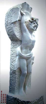 Escultura de un hombre que sufre: Jesús que simboliza cada ser humano